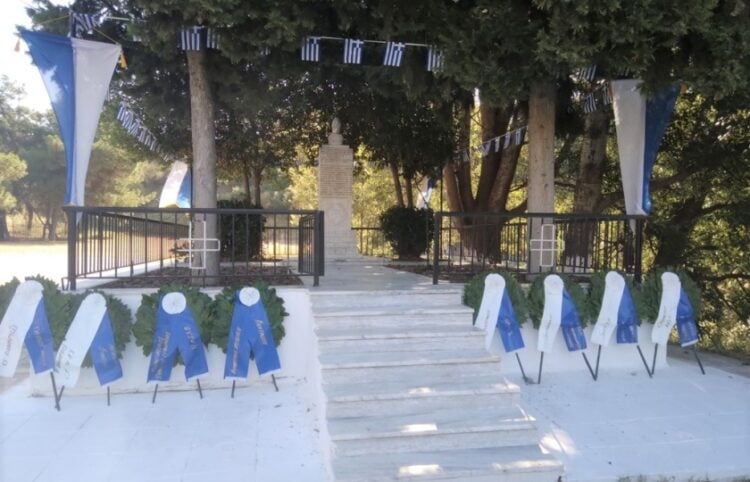 Στο μνημείο των 14 εκτελεσθέντων πραγματοποιήθηκε κατάθεση στεφάνων (φωτ.: facebook/Δήμος Παύλου Μελά)