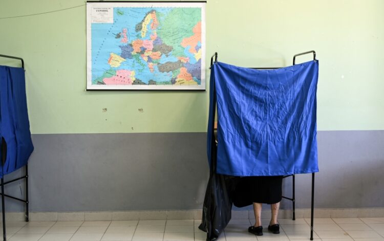 Ψηφοφόρος σε εκλογικό κέντρο της Αττικής (φωτ.: EUROKINISSI/Μιχάλης Καραγιάννης)