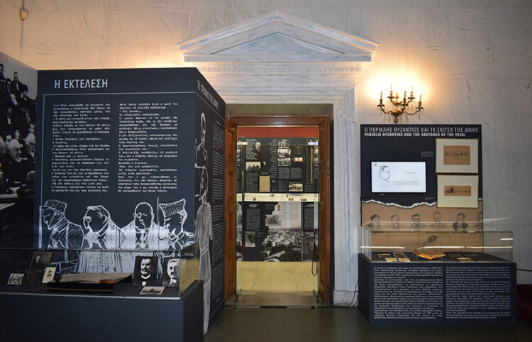 Η αίθουσα της Παλαιάς Βουλής όπου έγινε η Δίκη των Έξι αποτελεί και η ίδια έκθεμα (φωτ.: Εθνικό Ιστορικό Μουσείο)