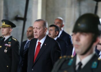 Ο Τούρκος πρόεδρος Ρετζέπ Ταγίπ Ερντογάν (κέντρο) στη διάρκεια επίσκεψης στο μαυσωλείο του Μουσταφά Κεμάλ στην Άγκυρα (φωτ.: . EPA/Necati Savas)
