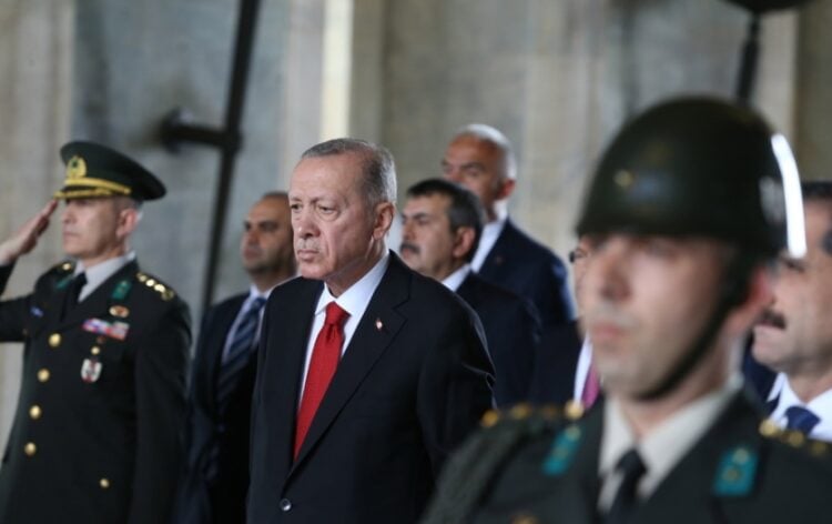 Ο Τούρκος πρόεδρος Ρετζέπ Ταγίπ Ερντογάν (κέντρο) στη διάρκεια επίσκεψης στο μαυσωλείο του Μουσταφά Κεμάλ στην Άγκυρα (φωτ.: . EPA/Necati Savas)