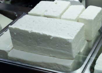 Τυρί φέτα στο ψυγείο του σούπερ μάρκετ (φωτ.: EUROKINISSI/Κώστας Τζούμας)