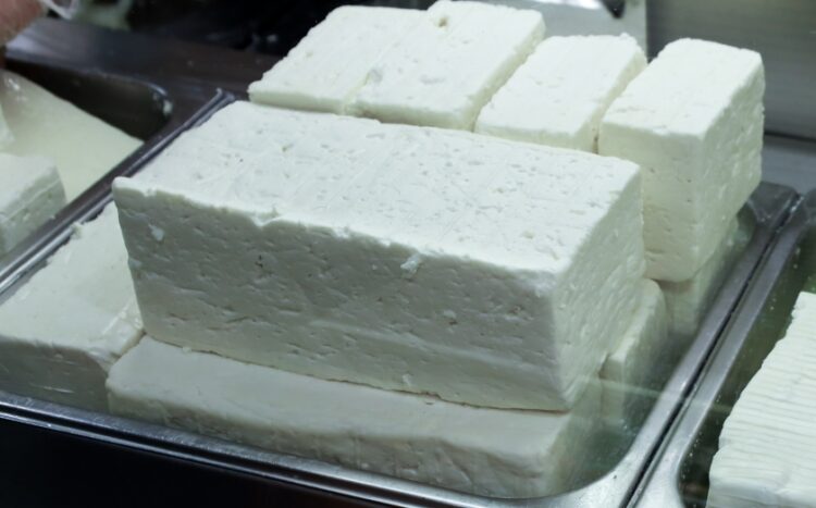 Τυρί φέτα στο ψυγείο του σούπερ μάρκετ (φωτ.: EUROKINISSI/Κώστας Τζούμας)