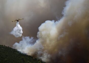 Εικόνα από τη φωτιά, χθες, στα Δερβενοχώρια (φωτ.: Μιχάλης Καραγιάννης/EUROKINISSI)