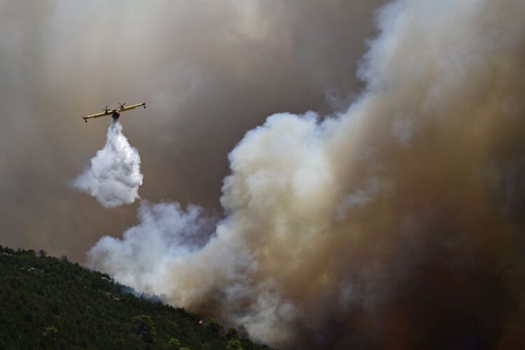 Εικόνα από τη φωτιά, χθες, στα Δερβενοχώρια (φωτ.: Μιχάλης Καραγιάννης/EUROKINISSI)