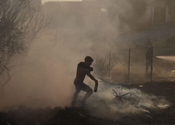 Μάχη με τη φωτιά στον Νέο Κουβαρά Αττικής (φωτ.: EUROKINISSI / Μιχάλης Καραγιάννης)