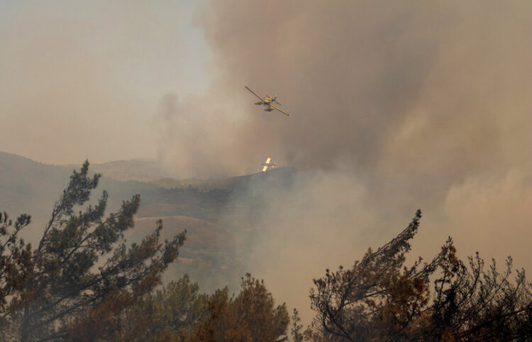Πυροσβεστικά αεροσκάφη επιχειρούν στον οικισμό Ασκληπιείο Ρόδου (φωτ.: ΑΠΕ-ΜΠΕ / Λευτέρης Δαμιανίδης)