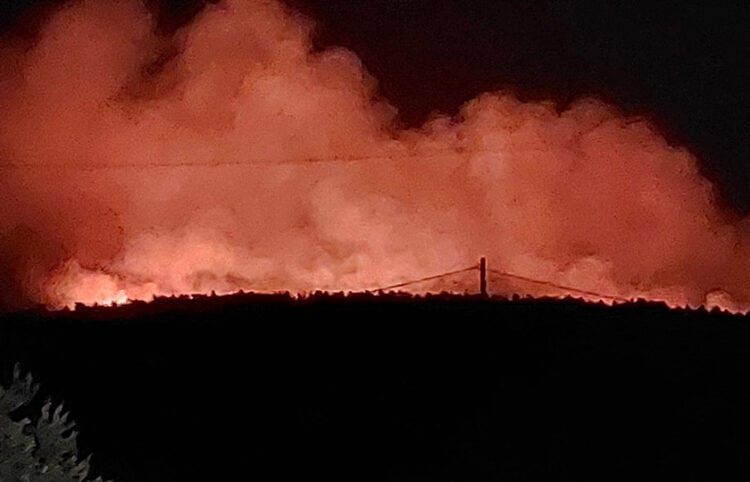 Πυκνός καπνός από τη φωτιά στη Ρόδο (φωτ.: Facebook / Εθελοντική Ομάδα Αντιμετώπισης Καταστροφών Σαλάκου)