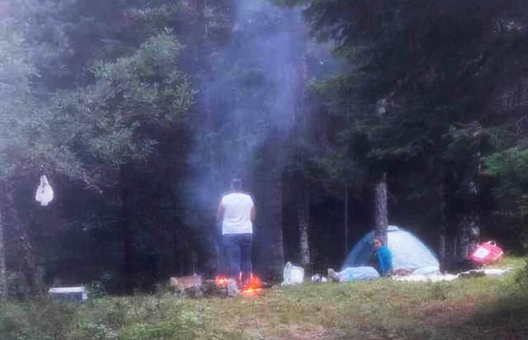 Φωτιά στη Βάλια Κάλντα από κατασκηνωτές εν μέσω καύσωνα (φωτ.: Facebook / Γιώργος Κακούσης)