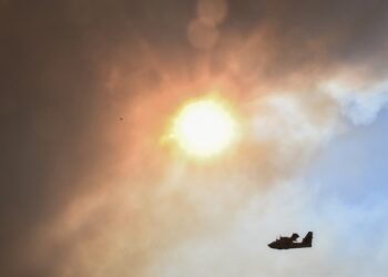 Πυροσβεστικό αεροσκάφος επιχειρεί κατά πυκαγιάς (φωτ.: EUROKINISSI/Βασίλης Οικονόμου)