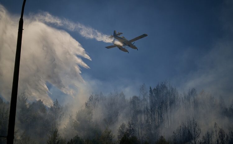 Πυροσβεστικό αεροσκάφος πραγματοποιεί ρίψεις νερού στην Ηλεία (φωτ.: EUROKINISSI/iliealive.gr/Γιάννης Σπυρούνης)