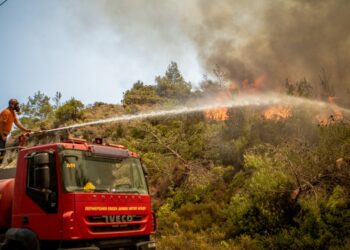 Στιγμιότυπο από τη φωτιά που καίει για ένατη ημέρα τη Ρόδο (φωτ.: EUROKINISSI/Λευτέρης Δαμιανίδης)