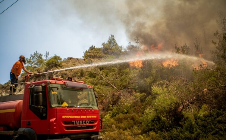 Στιγμιότυπο από τη φωτιά που καίει για ένατη ημέρα τη Ρόδο (φωτ.: EUROKINISSI/Λευτέρης Δαμιανίδης)