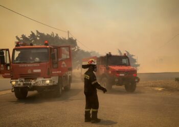 Πυροσβεστικές δυνάμεις προσπαθούν να ανακόψουν την ορμή της φωτιάς στη Ρόδο (φωτ.: EUROKINISSI/Λευτέρης Δαμιανίδης)