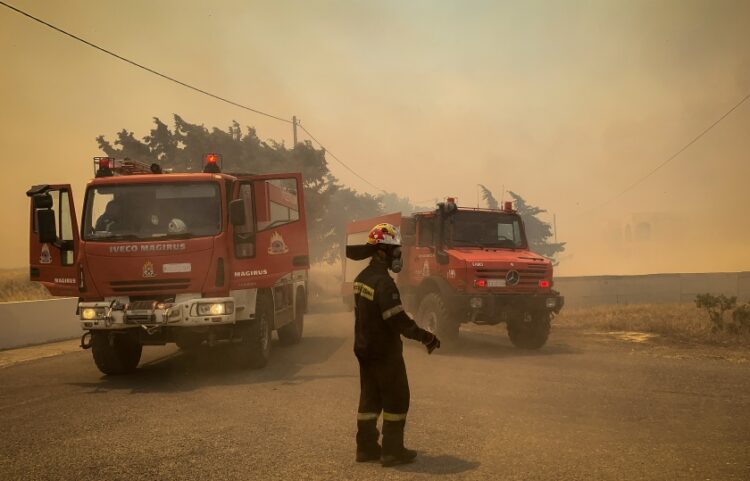 Πυροσβεστικές δυνάμεις προσπαθούν να ανακόψουν την ορμή της φωτιάς στη Ρόδο (φωτ.: EUROKINISSI/Λευτέρης Δαμιανίδης)