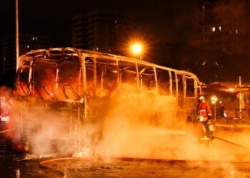 Πυροσβέστες σβήνουν φωτιά σε λεωφορείο στη Ναντέρ, μετά το ξέσπασμα των βίαιων επεισοδίων (φωτ.: . EPA/Mohammed Badra)