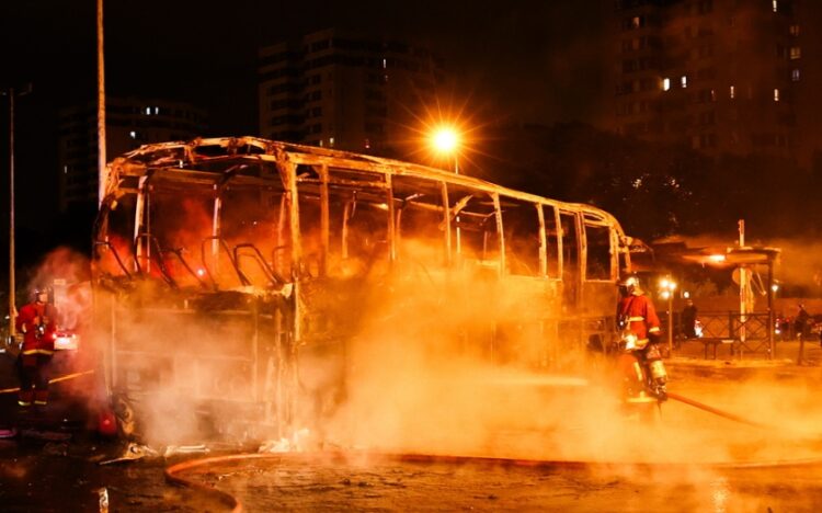 Πυροσβέστες σβήνουν φωτιά σε λεωφορείο στη Ναντέρ, μετά το ξέσπασμα των βίαιων επεισοδίων (φωτ.: . EPA/Mohammed Badra)
