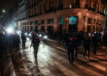 Αστυνομικοί σε δρόμο του Παρισιού, υπό το φόβο επεισοδίων (φωτ.: EPA / Mohammed Badra)