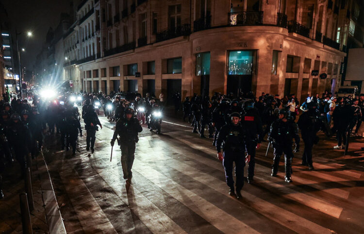 Αστυνομικοί σε δρόμο του Παρισιού, υπό το φόβο επεισοδίων (φωτ.: EPA / Mohammed Badra)