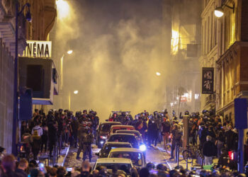 Συγκρούσεις διαδηλωτών με την αστυνομία στο Παρίσι (φωτ.: EPA / Mohammed Badra)