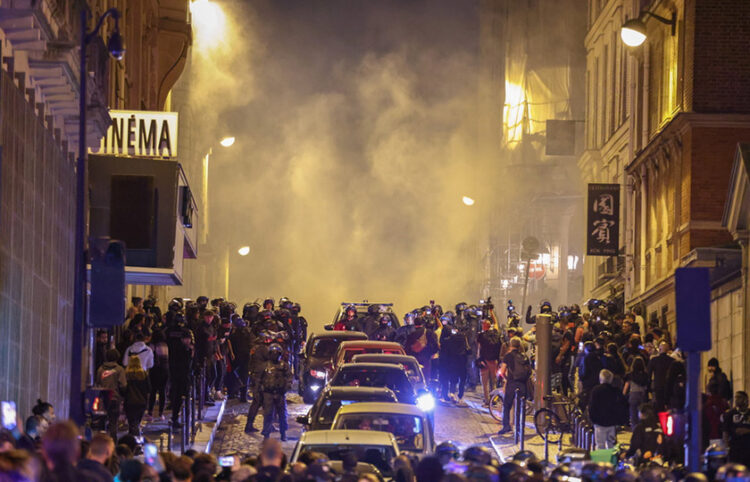 Συγκρούσεις διαδηλωτών με την αστυνομία στο Παρίσι (φωτ.: EPA / Mohammed Badra)