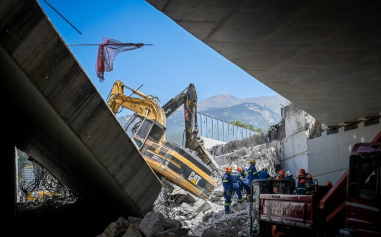 Σωστικά συνεργεία επιχειρούν στο σημείο όπου κατέρρευσε η γέφυρα (φωτ.: EUROKINISSI/Γιώτα Λοτσάρη)