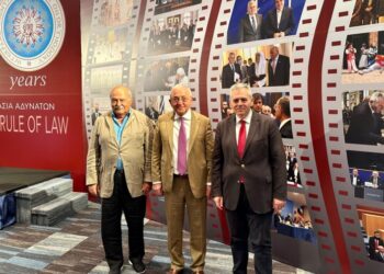 Από δεξιά, ο Μάξιμος Χαρακόπουλος, o γ.γ. της ΚΣ του Οργανισμού Συνεργασίας Ευξείνου Πόντου, Asaf Hajiyev και ο σύμβουλος της ΔΣΟ, δρ Κώστας Μυγδάλης (φωτ.: ΑΠΕ-ΜΠΕ)