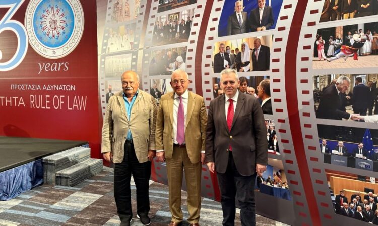 Από δεξιά, ο Μάξιμος Χαρακόπουλος, o γ.γ. της ΚΣ του Οργανισμού Συνεργασίας Ευξείνου Πόντου, Asaf Hajiyev και ο σύμβουλος της ΔΣΟ, δρ Κώστας Μυγδάλης (φωτ.: ΑΠΕ-ΜΠΕ)