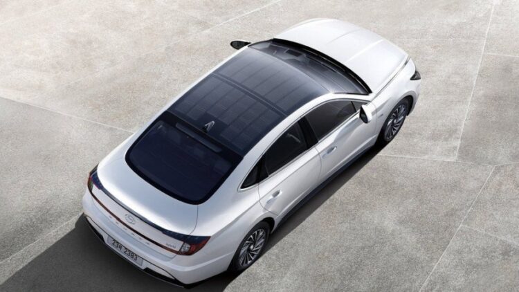 Tο μοντέλο της Hyundai Sonata με τα φωτοβολταϊκά πάνελ ενσωματωμένα στην οροφή του οχήματος (φωτ.: hyundai.news/eu)