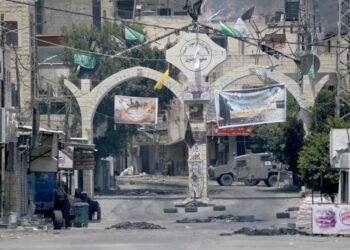 Η είσοδος του καταυλισμού της Τζενίν γεμάτη με συντρίμμια, μετά την επίθεση των ισραηλινών στρατιωτικών δυνάμεων (φωτ.: EPA/Alaa Badarneh)