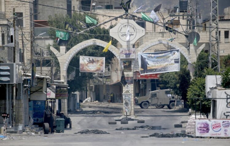 Η είσοδος του καταυλισμού της Τζενίν γεμάτη με συντρίμμια, μετά την επίθεση των ισραηλινών στρατιωτικών δυνάμεων (φωτ.: EPA/Alaa Badarneh)