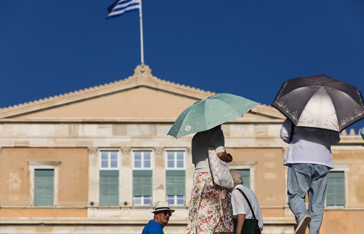 Ομπρέλες για προστασία από τον καύσωνα στο κέντρο της Αθήνας (φωτ.: EUROKINISSI / Γιάννης Παναγόπουλος)