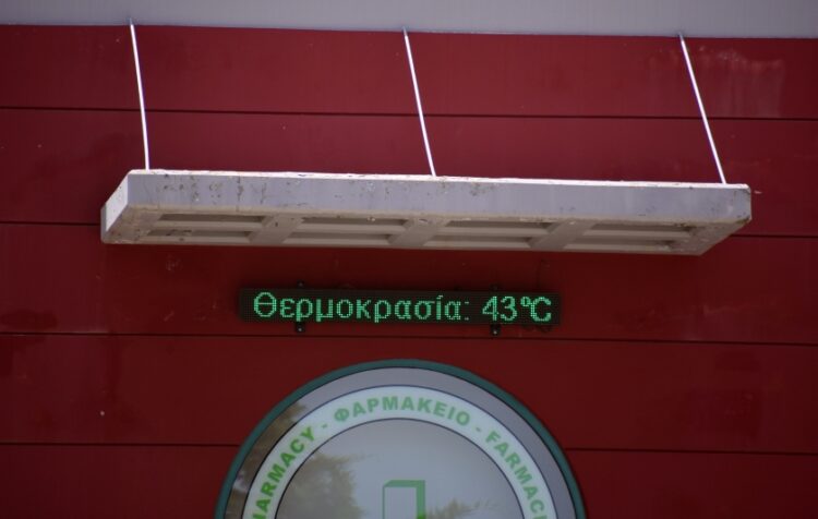 Θερμόμετρο σε φαρμακείο του Άργους καταγράφει τις υψηλές θερμοκρασίες (φωτ.: EUROKINISSI/Βασίλης Παπαδόπουλος)
