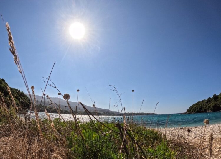 Εικόνα από την παραλία Αυλάκι στην Κέρκυρα (φωτ.: EUROKINISSI / Γιώργος Κονταρίνης)