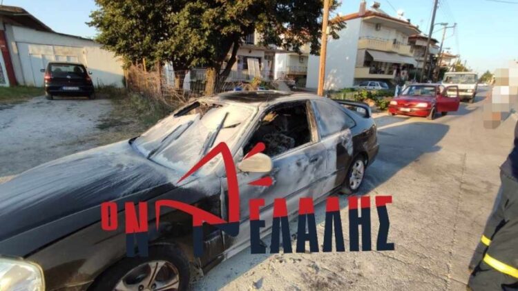 Το αυτοκίνητο της άτυχης γυναίκας τυλίχτηκε στις φλόγες μέσα σε δευτερόλεπτα (φωτ.: odelalis.gr)