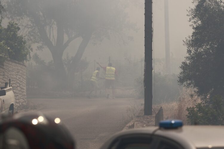 Τρίτη ημέρα μαίνεται η πυρκαγιά στην βόρεια Κέρκυρα (φωτ.: Γιώργος Κονταρίνης/ EUROKINISSI)