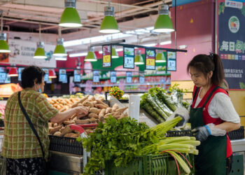 Ψώνια σε σουπερμάρκετ στο Πεκίνο (φωτ.: EPA / Wu Hao)