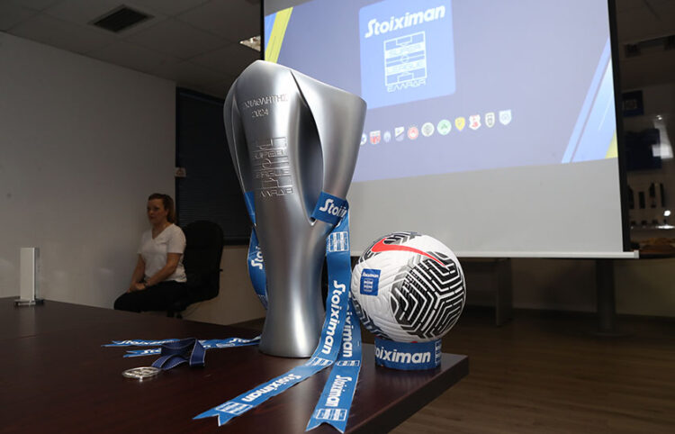 Το κύπελλο της Super League για την πρωταθλήτρια ομάδα του 2024 (φωτ.: EUROKINISSI / Στέλιος Στεφάνου)