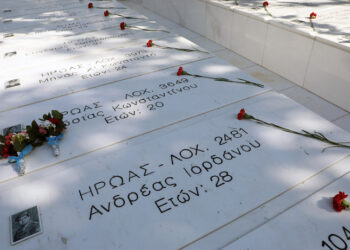 Λουλούδια στους τάφους όσων έπεσαν για την υπεράσπιση της δημοκρατίας και της νομιμότητας στην Κύπρο, κατά το πραξικόπημα της 15ης Ιουλίου 1974 (φωτ.: ΑΠΕ-ΜΠΕ / ΚΥΠΕ / Κάτια Χριστοδούλου)