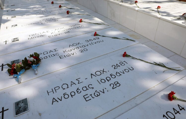 Λουλούδια στους τάφους όσων έπεσαν για την υπεράσπιση της δημοκρατίας και της νομιμότητας στην Κύπρο, κατά το πραξικόπημα της 15ης Ιουλίου 1974 (φωτ.: ΑΠΕ-ΜΠΕ / ΚΥΠΕ / Κάτια Χριστοδούλου)