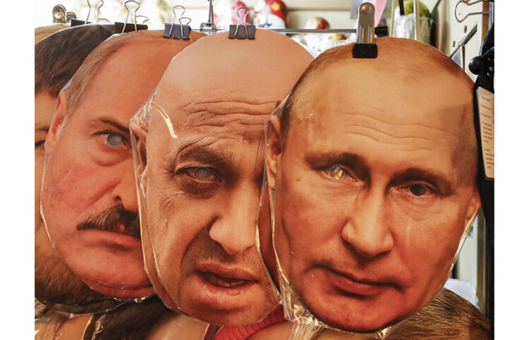 Μάσκες με τα πρόσωπα των Λουκασένκο, Πριγκόζιν και Πούτιν πωλούνται στη Μόσχα μετά την ανταρσία της Βάγκνερ (φωτ.: EPA / Anatoly Maltsev)
