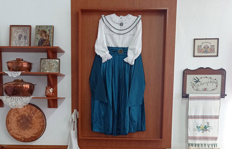 Γυναικεία φορεσιά που ανήκει στο Σύλλογο Μικρασιατών Σάμου (φωτ.: Facebok / Σύλλογος Μικρασιατών Σάμου)