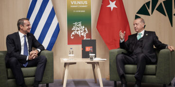 Από τη συνάντηση του Κυριάκου Μητσοτάκη με τον Ρετζέπ Ταγίπ Ερντογάν στο περιθώριο της συνόδου κορυφής του ΝΑΤΟ, στο Βίλνιους της Λιθουανίας (φωτ.: 
EUROKINISSI/Γρ. Τύπου Πρωθυπουργού/ Δημήτρης Παπαμήτσος)