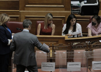 Ο Κυριάκος Μητσοτάκης συμμετέχει στη διαδικασία ψηφοφορίας για την εκλογή προεδρείου της Βουλής (φωτ.: ΑΠΕ-ΜΠΕ / Κώστας Τσιρώνης)