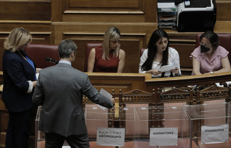 Ο Κυριάκος Μητσοτάκης συμμετέχει στη διαδικασία ψηφοφορίας για την εκλογή προεδρείου της Βουλής (φωτ.: ΑΠΕ-ΜΠΕ / Κώστας Τσιρώνης)