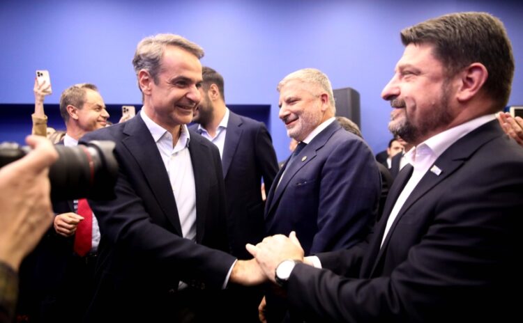 Προφητική αποδείχτηκε η φωτογραφία στην οποία Κυριάκος Μητσοτάκης (αριστερά) και Νίκος Χαρδαλιάς (δεξιά) σφίγγουν εγκάρδια τα χέρια, υπό το βλέμμα του Γιώργου Πατούλη, κατά τη συνεδρίαση της πολιτικής επιτροπής της ΝΔ τον περασμένο Απρίλιο (φωτ.: EUROKINISSI/Γιάννης Παναγόπουλος)