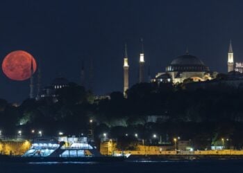 Η σημερινή πανσέληνος, επονομαζόμενη και «Φεγγάρι του Ελαφιού» όπως ανέτειλε πριν από λίγο, πίσω από την Αγιά Σοφιά, στην Κωνσταντινούπολη (φωτ.: EPA/Erdem Sahin)