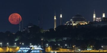Η σημερινή πανσέληνος, επονομαζόμενη και «Φεγγάρι του Ελαφιού» όπως ανέτειλε πριν από λίγο, πίσω από την Αγιά Σοφιά, στην Κωνσταντινούπολη (φωτ.: EPA/Erdem Sahin)
