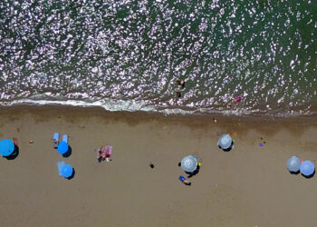 H παραλία Καραθώνα στο Ναύπλιο κατά τη διάρκεια του καύσωνα (φωτ.: ΑΠΕ-ΜΠΕ / Ευάγγελος Μπουγιώτης)