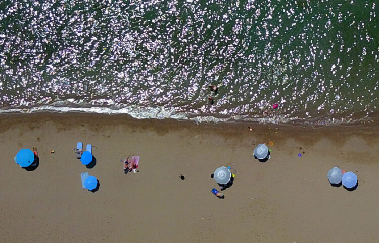 H παραλία Καραθώνα στο Ναύπλιο κατά τη διάρκεια του καύσωνα (φωτ.: ΑΠΕ-ΜΠΕ / Ευάγγελος Μπουγιώτης)